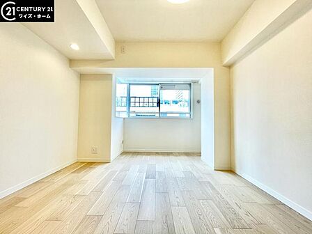 【LDK：11.5帖】　ここにはみんなが集い、食事と楽しい会話が始まる。話に夢中になりすぎて、ついつい時を忘れてしまう。そんな束の間の幸せを感じさせてくれる場所。