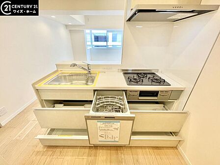 【キッチン】　広がりのある空間、洗練されたデザイン、食洗機・浴室乾燥機などあると便利な設備が備わり日常をより快適に心地よいものにしてくれます