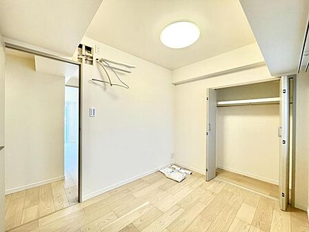 【洋室：4.0帖】　どんな家具にも調和する明るく落ち着いた内装　大切な時間を豊かに、快適にお過ごしいただけます　