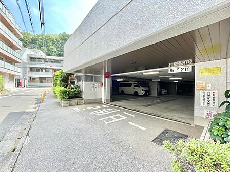 【駐車場】　車の出し入れもスムーズな使い勝手の良い駐車スペースです。
