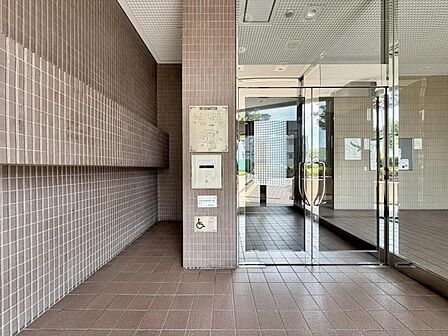 【オートロック】部外者などが建物内に立ち入るのを防ぐ防犯対策として、オートロックを導入しています。
