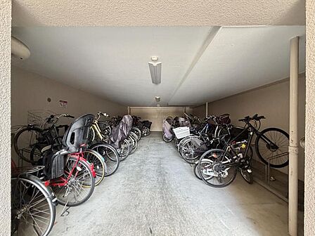 【駐輪場】建物内に駐輪場があり、愛車の保管に便利。