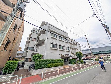 【外観】落ち着いた色合いで、周囲の街並みに馴染む外観です。