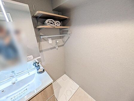 【洗面所】 広く清潔感のある洗面所。朝の外出の準備やお洗濯もスムーズに行えそうです