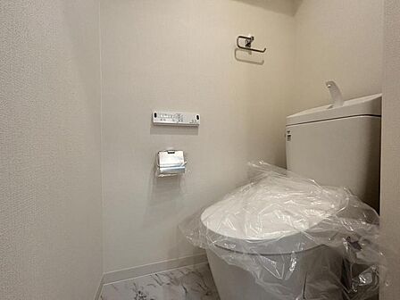 収納付きで、トイレットペーパーや掃除道具もすっきり収納できます。