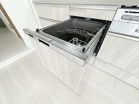 【キッチン】収納スペースが豊富で、調理器具や食材もスッキリ片付きます。