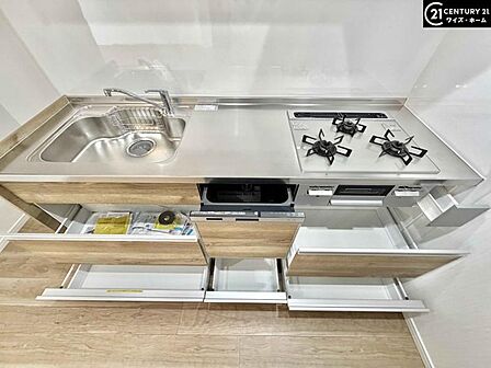 【キッチン】収納スペースが豊富で、調理器具もスッキリ片付きます。