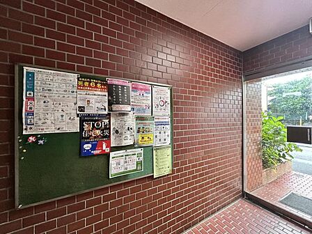 【エントランス】高級感のある佇まいのエントランスです。
