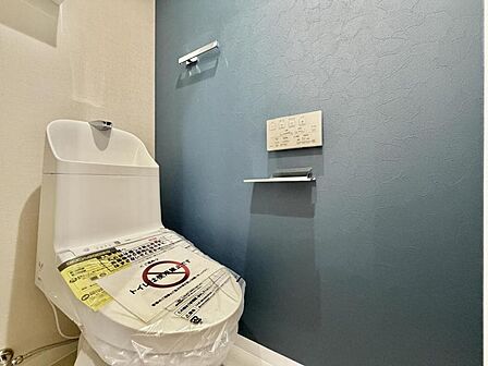 【トイレ】落ち着いたトーンで洗練されたデザインのトイレです。