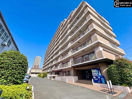 【外観】住宅街に佇む、品のあるマンション。街の空気に溶け込む、穏やかな佇まいです。