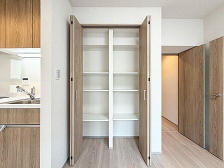 【収納】 リビングに大きな収納が備わっています。キッチンにも近くパントリーとしても使えそうです