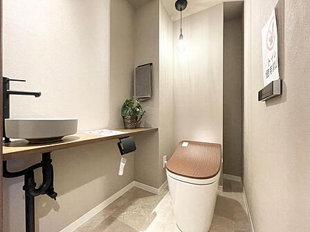 【トイレ】手洗いカウンターがあることで、トイレ空間に余白と落ち着きが生まれます。