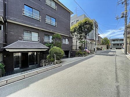 【外観】静かな住宅街に映える、端正なマンション。暮らしの舞台にふさわしい、落ち着きと品格を備えています。