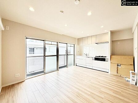 【リビング：13帖】暖かな日差しと爽やかな風がお部屋全体を吹き抜けるここちよいお部屋になります