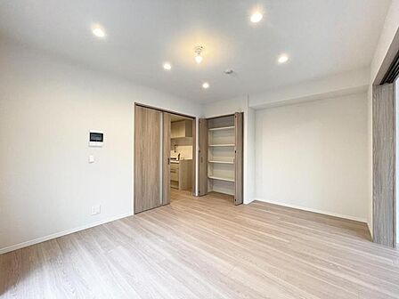 【洋室:6帖】フローリング仕様でお手入れもしやすいお部屋です。