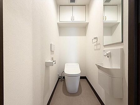 【トイレ】手洗いカウンターがあることで、トイレ空間に余白と落ち着きが生まれます。