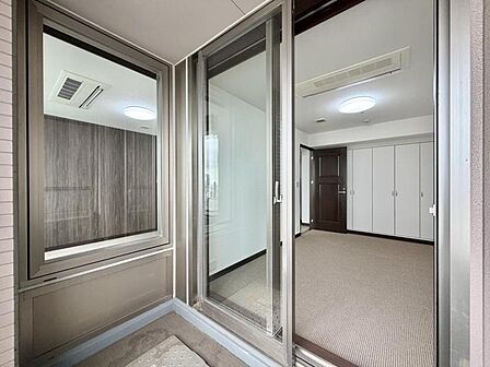 【バルコニー】心地よい風と眺望が癒しを与えてくれる時間。