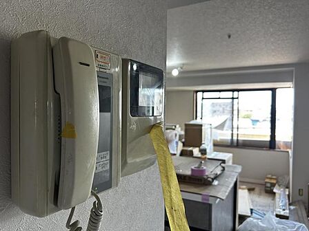 【インターホン】室内インターホンを設置。来訪者を室内から確認でき、安心感のある暮らしを支える便利な設備です。