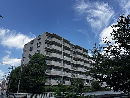 【外観】洗練された街に溶け込む外観。都市の中で、心地よい暮らしを支える存在です。