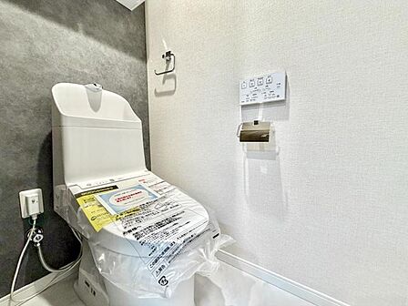 【トイレ】白を基調とした清潔感あふれる空間となっております。