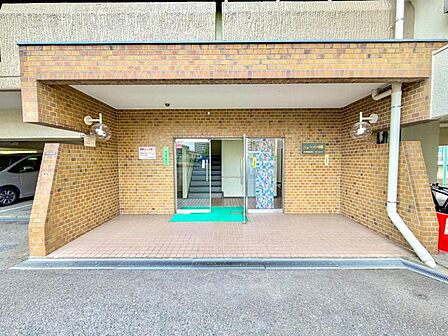 【エントランス】 しっかりと管理が行き届き開放感があり明るいマンションの顔