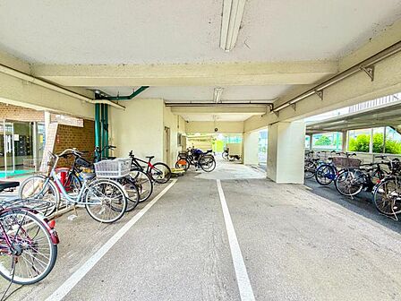 【駐輪場】 屋根付きの駐輪場は雨の日などにとても重宝します。