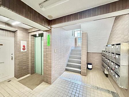【エントランス】落ち着いた雰囲気が広がる空間です。