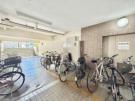 【駐輪場】建物内に整理された駐輪場があり、愛車の保管に便利。