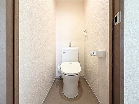 【トイレ】白を基調とした清潔感あふれる空間となっております。