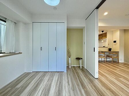 【洋室】リビングから見守りのしやすい洋室はお子さまの遊び部屋にも適しています。元気に遊ぶお子さまと一緒に寛げる間取りです。