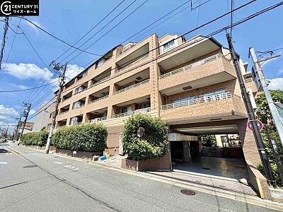 外観：【外観】青空に映える重厚な佇まい。