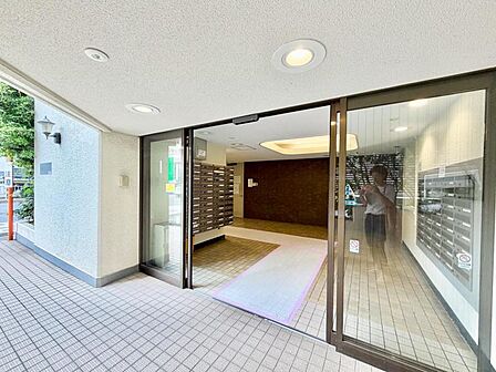 【エントランス】しっかりと管理が行き届き開放感があり明るいマンションの顔