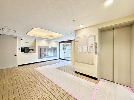 【エントランス】「ただいま」を優しく包む、温かな光とゆとりあるエントランス。