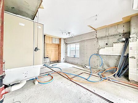 【洋室:3.2帖】大きな窓付きであかるい洋室