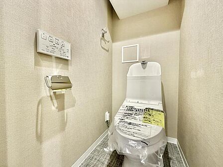 【トイレ】白を基調とした清潔感あふれる空間となっております。