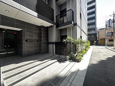 【エントランス】品格を感じさせる共用部の入口部分。