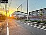 その他：【前面道路】　夕暮れ時の自宅へ帰る一幕