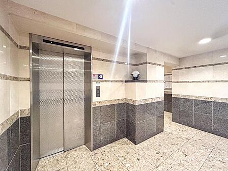 【エレベーター】 しっかりと管理が行き届き開放感があり明るいマンションの顔
