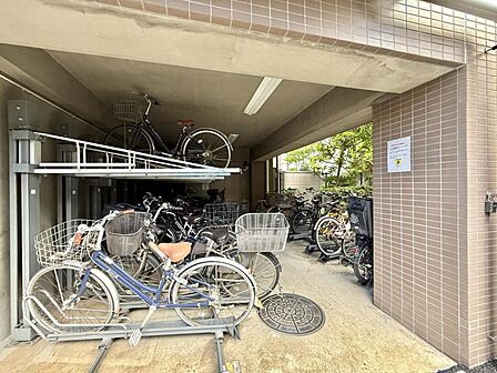 清潔感のある明るいエントランスが、毎日の帰宅を心地よく迎えてくれます。