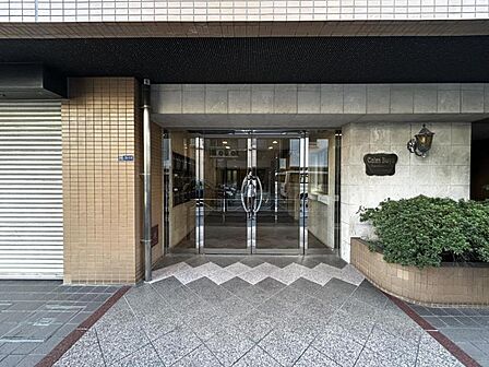 【エントランス】住まいへと続く落ち着いた導入空間。