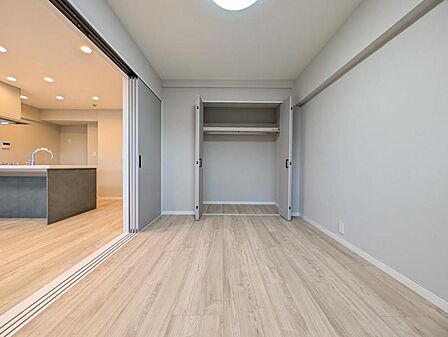 【洋室:6.0帖】シンプルで綺麗な形の居室は季節に合わせてパブリックを変えてインテリアを楽しみながらお住まいいただけます。