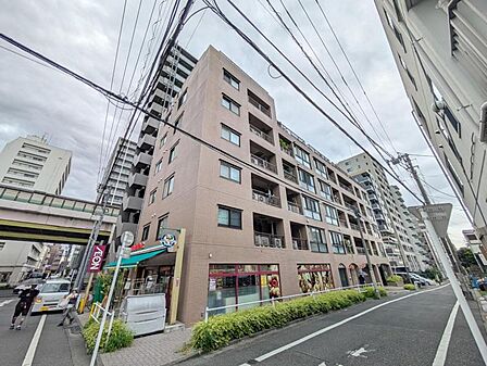【外観】住宅街に佇む、品のあるマンション。街の空気に溶け込む、穏やかな佇まいです。