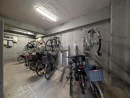 【駐輪場】屋内自転車置き場のため雨風の影響を受けにくく、保管環境も良好です。