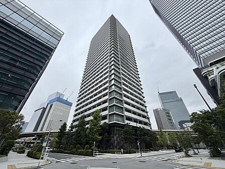 【外観】街並みに溶け込みながらも存在感を放つ外観。