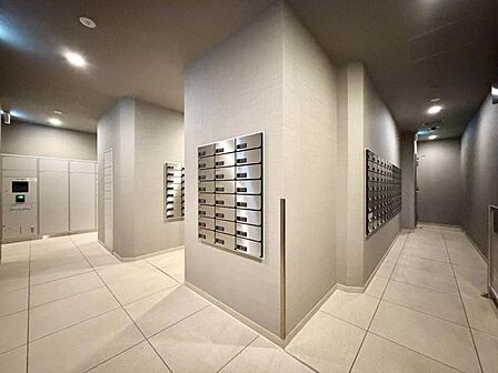 【エントランス】不在がちな方にも嬉しい宅配ボックス付きです。