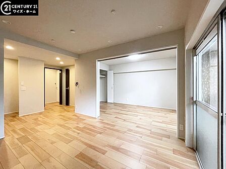 【LDK:11.5帖】 リビング・ダイニングと5.8帖の洋室。間仕切りを開ければ約17帖の広々とした空間としてお使いいただけます。