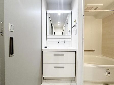 使い勝手の良い洗面台で、朝の準備もスムーズにこなせます。