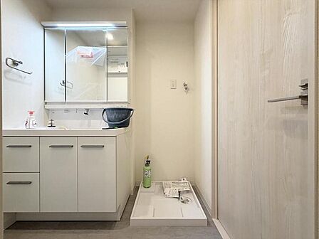 【洗面所】洗面台と洗濯パンが並ぶ洗面所は、家事動線が整った頼れる場所。忙しい朝もストレスフリー。