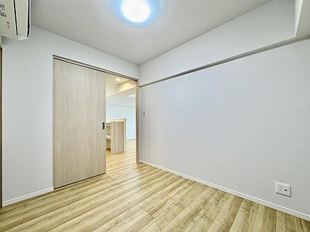 【洋室:5.4帖】シンプルな内装で家具の配置もしやすい空間です。