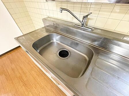 【キッチン】 料理を楽しむキッチンスペース。使いやすさと心地よい暮らしを追及し、愛着を持って使い続けられる空間へ。